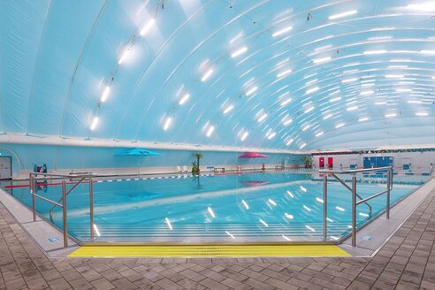 المنظر الداخلي لحمام السباحة الداخلي في مومباخ