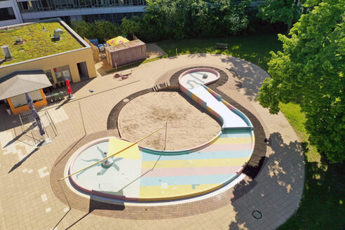 حمام سباحة للأطفال في المنطقة الخارجية في تاوبيرتسبيرجباد