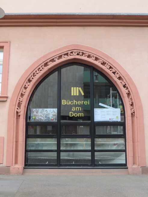Außenansicht der Bücherei am Dom