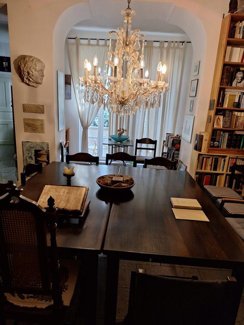Duży drewniany stół z miejscami do siedzenia w bibliotece Akademii Kultury Światowej w Moguncji