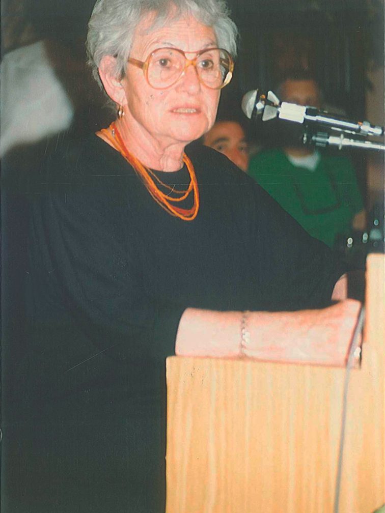 Ruth Eis, geb. Levi spricht bei der Begegnungswoche im Jahr 1991