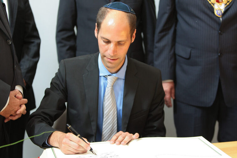Architect Manuel Herz at the entry in the Golden Book of the City of Mainz 2010