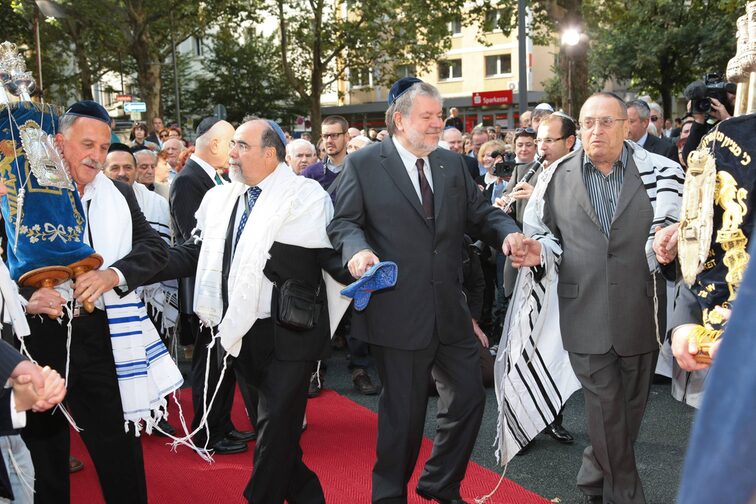 Dances of joy, inauguration of the new synagogue 2010