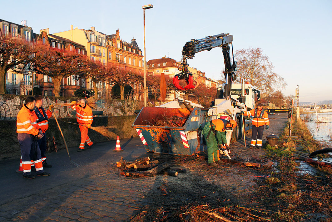 Aufräumarbeiten nach einem Rheinhochwasser