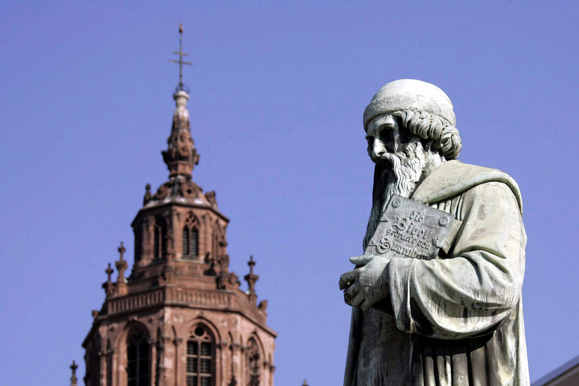 Gutenberg statue with St. Martin's Cathedral in the background