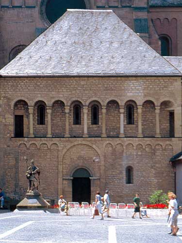 You can see the Gotthard Chapel of Mainz Cathedral