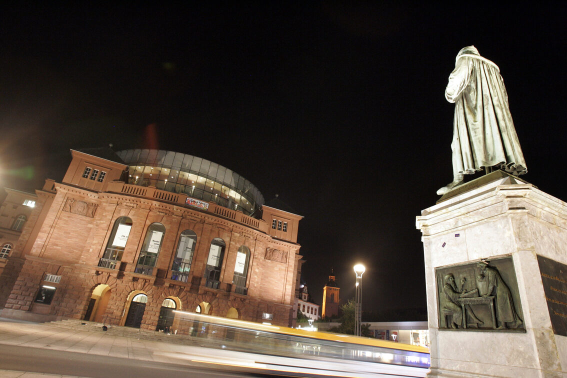 Gutenberg statue overlooks the Mainz Sraatstheater