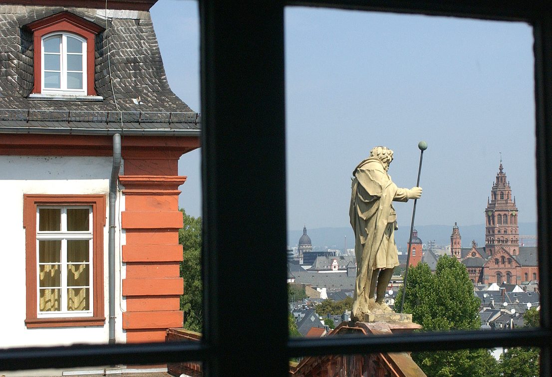 Blick von der Zitadelle über das Hauptportal auf den Dom und die Altstadt