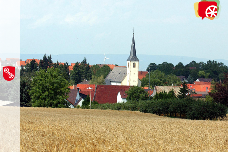 Blick auf Ebersheim mit Kirchturm in der Mitte