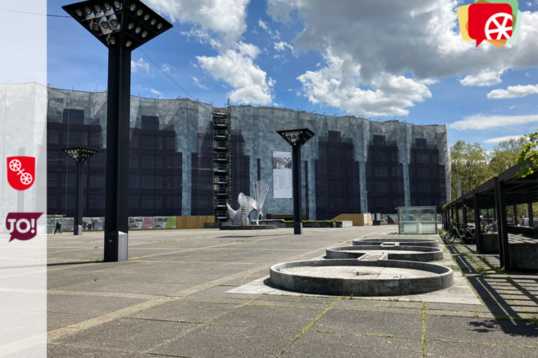 Foto vom Jockel-Fuchs-Platz mit Blick auf Rathaus