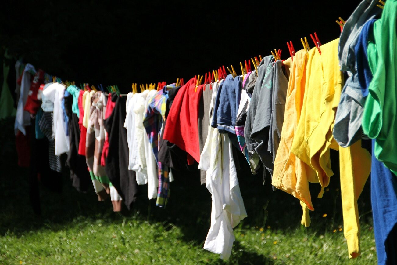 Vêtements colorés sur une corde à linge