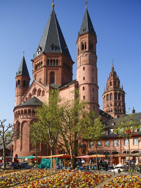 Market in front of the east choir of the cathedral
