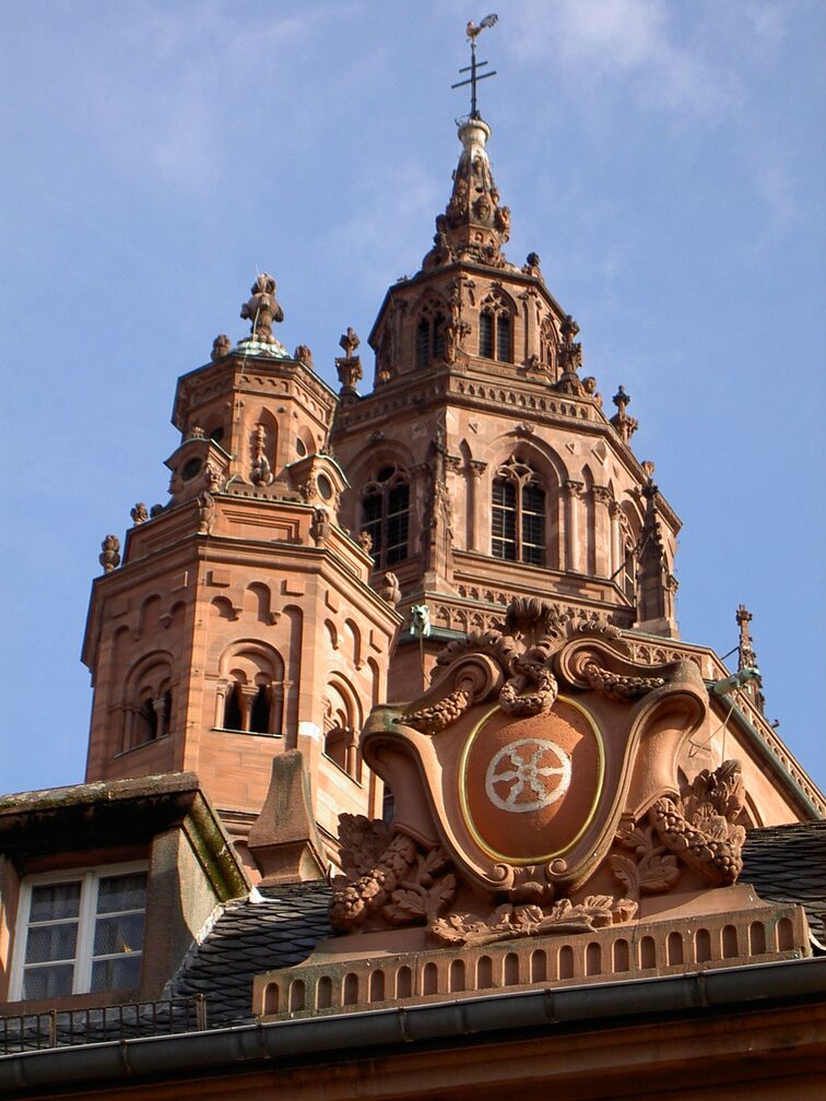 St. Martin's Cathedral with city coat of arms in the foreground