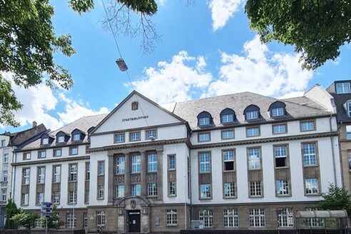 Außenansicht der Wissenschaftlichen Stadtbibliothek von der Straße aus