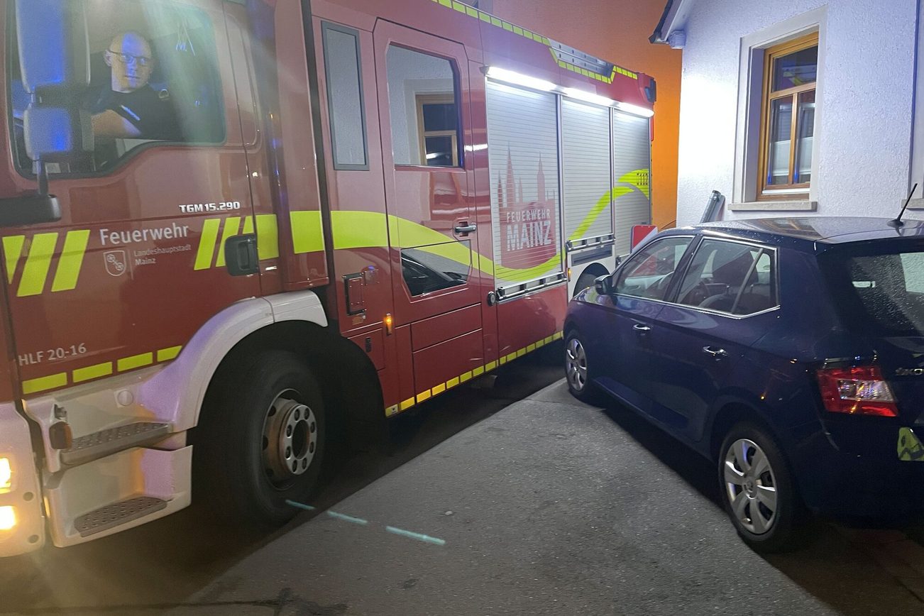 Kein Durchkommen ohne Schaden an dieser Ecke. Trotz geübtem Fahrer und gleich vier Einweisern.