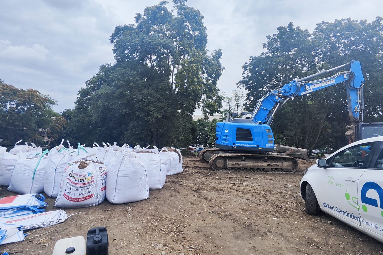 Aufbau der sog. Big-Packs mit insgesamt 120 Tonnen Sand als Schutzwall.