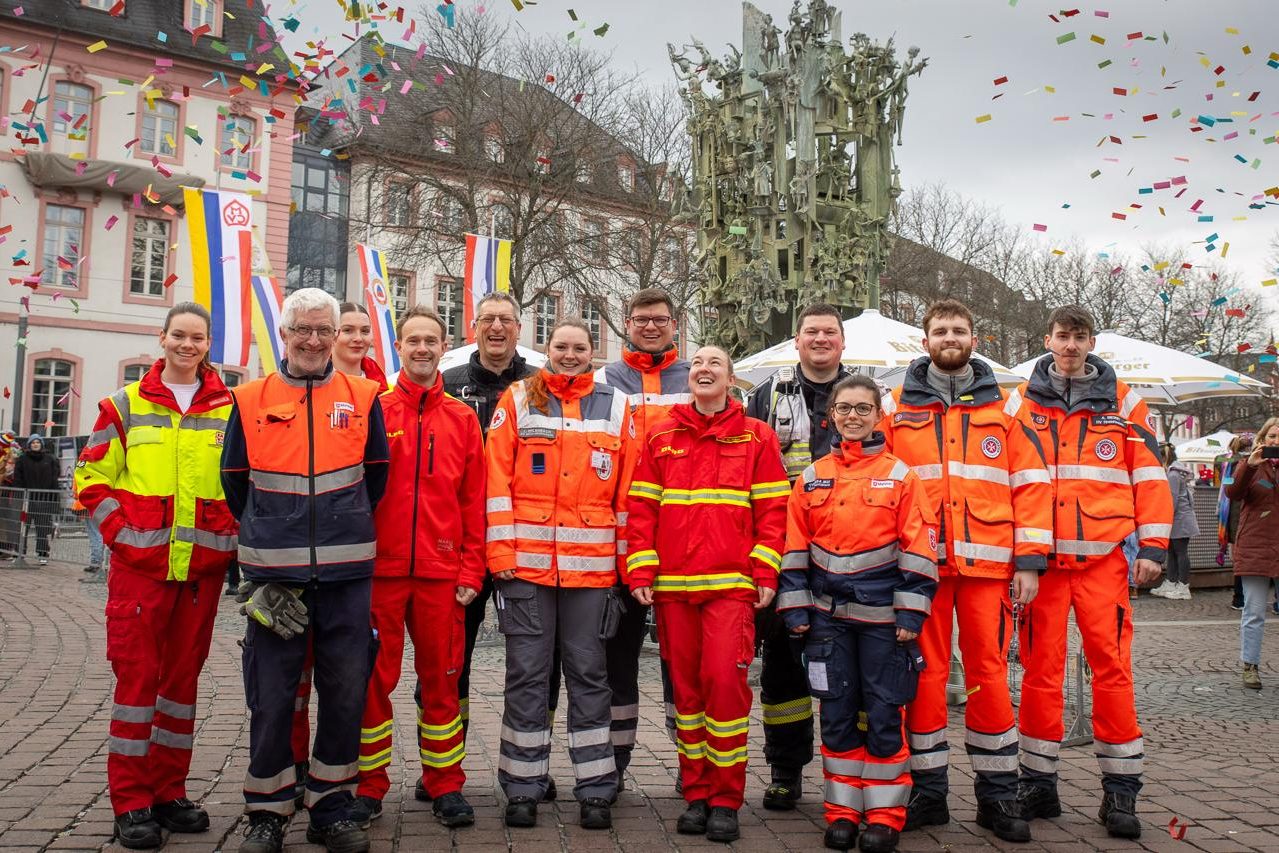Einsatzkräfte aller Hilfsorganisationen sorgten am Rosenmontag gemeinsam für Sicherheit.