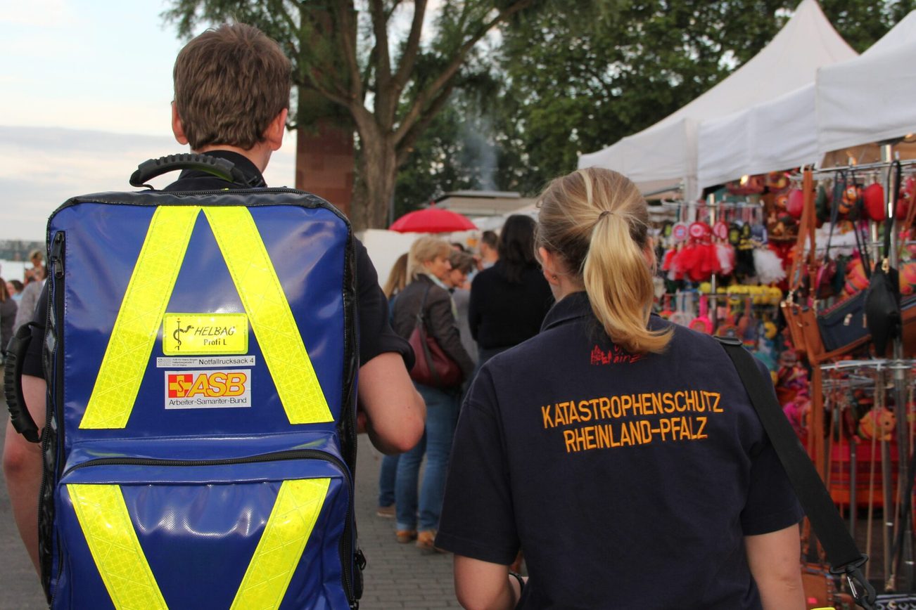 Response teams from various aid organizations in front of emergency vehicles