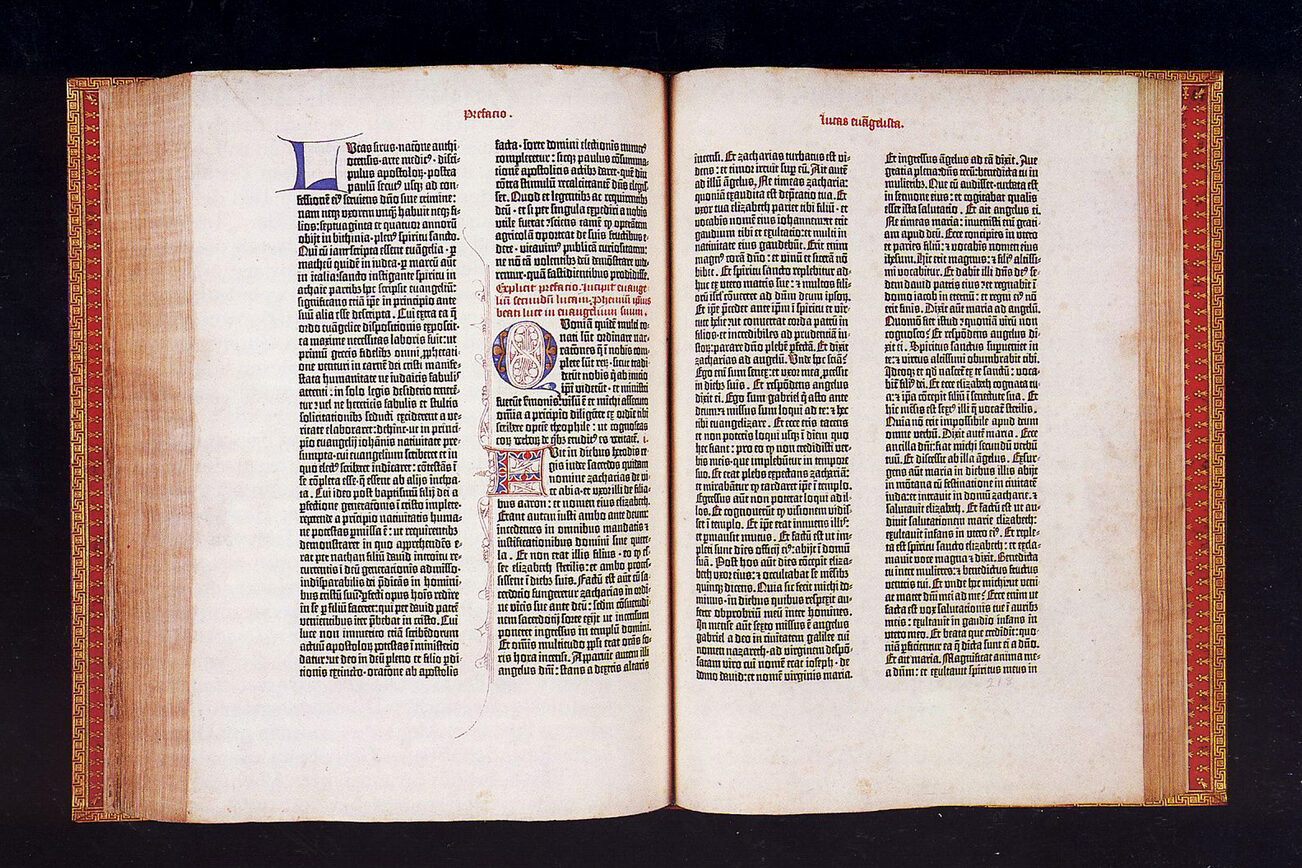 Abbildung einer aufgeschlagenen zweiundvierzig-zeiligen Gutenberg-Bibel.