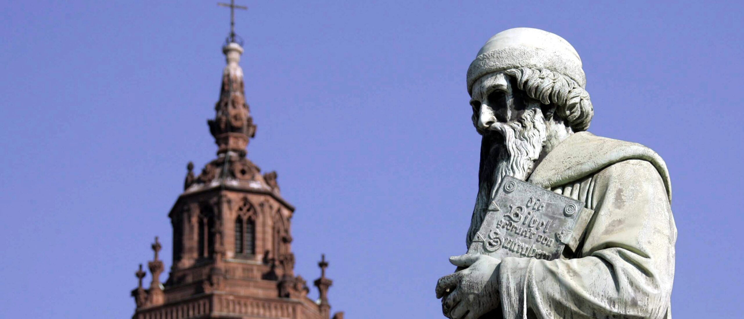 Gutenberg monument with the cathedral in the background