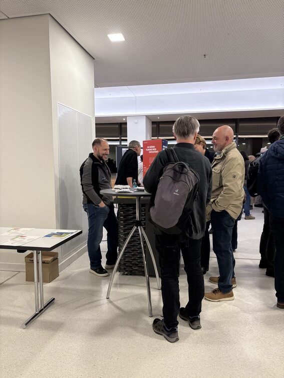 Interessierte Bürger:innen am Stand Weimer Service GmbH