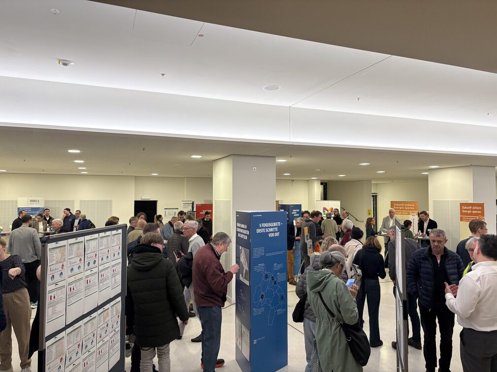 Interessierte Bürger:innen bei Plakaten und Maßnahmensteckbriefen