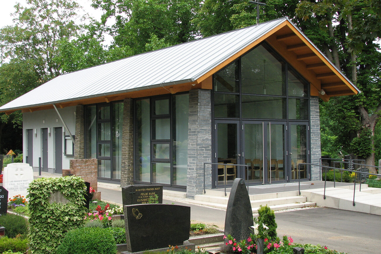 Bright and modern: The mourning hall at the cemetery in Marienborn.