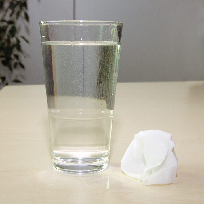 1 dakika sonra karıştırın: Islak mendil hala tamamen bozulmamıştır.