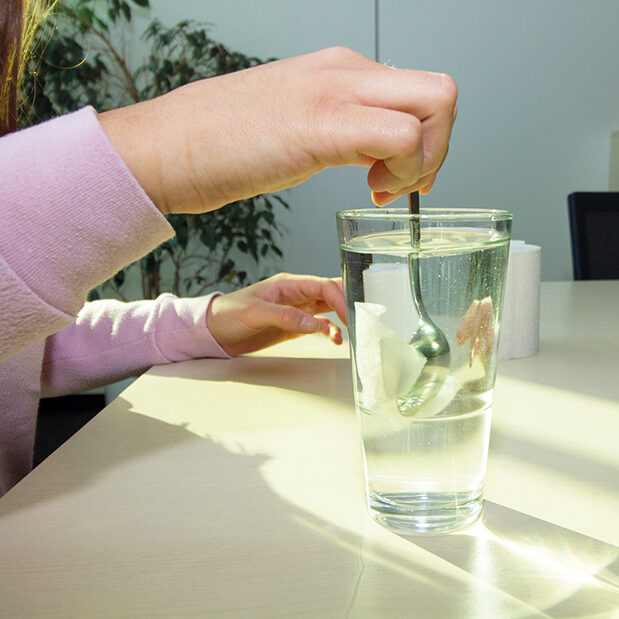 Bir bardak suyun içinde bir parça tuvalet kağıdı karıştırılır.