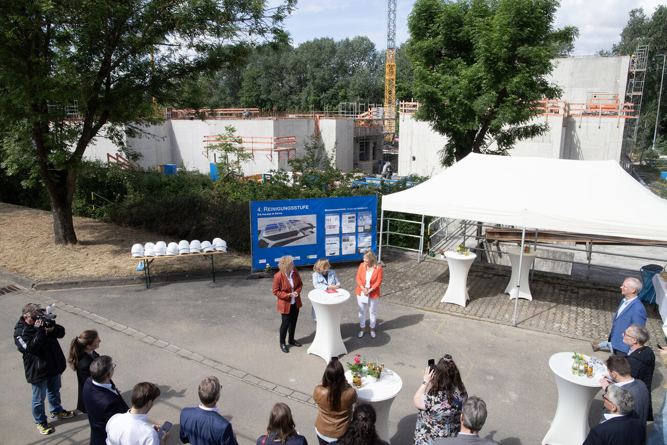 Widok z góry na mówców przed gośćmi i prasą