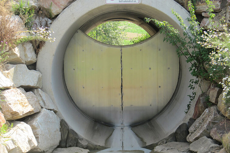 L'image montre un barrage réglable en hauteur