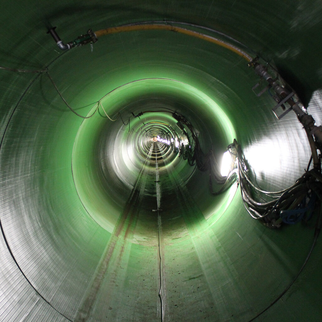 تُظهر الصورة قناة الخزان تحت نهر ريناللي