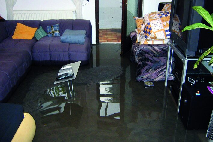 Su dolu bir kiler. Gereksiz.