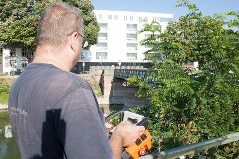 Ein Kollege beim Öffnen der Drehbrücke