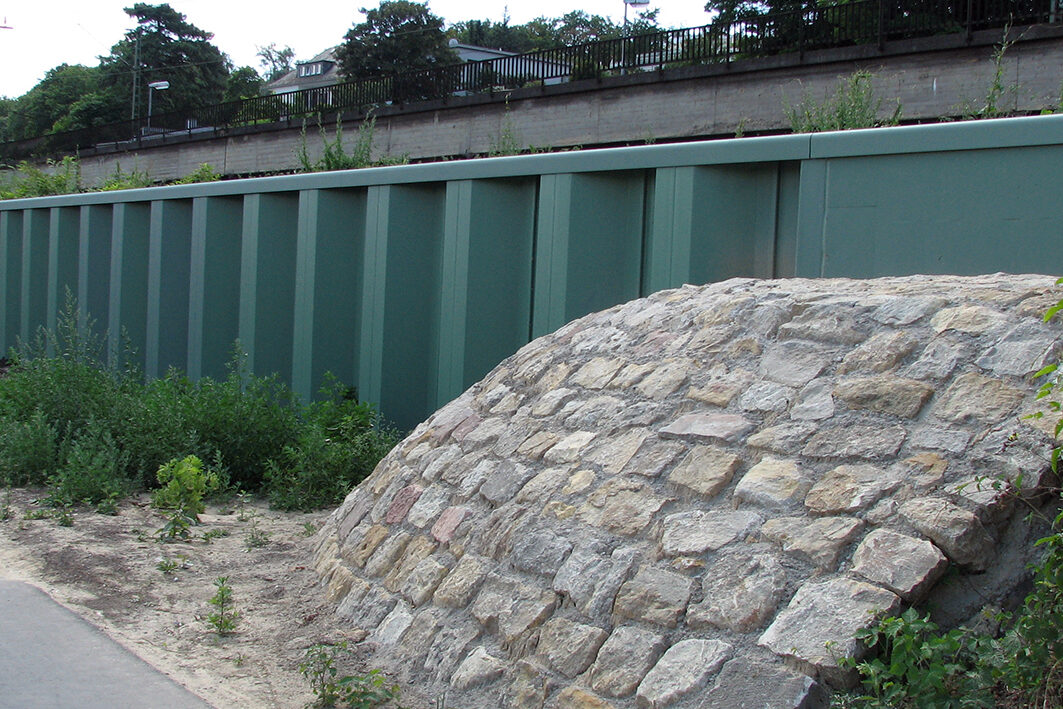 Die fertige Hochwasserschutzwand Mainz-Süd