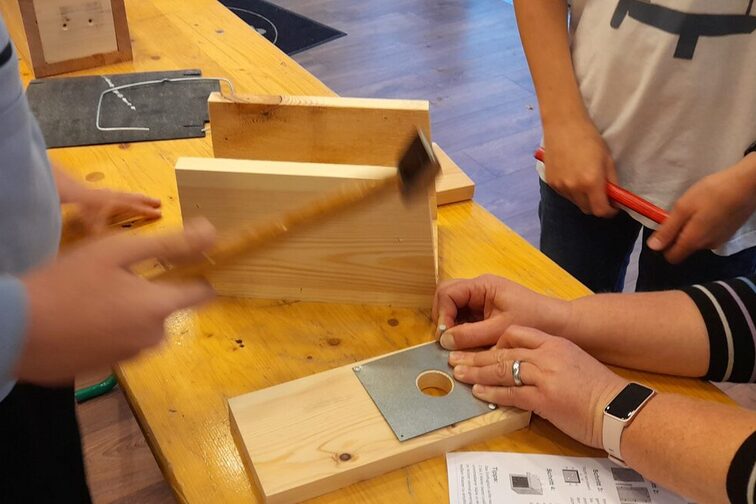 Des personnes construisent un nichoir pour les lapins de jardin