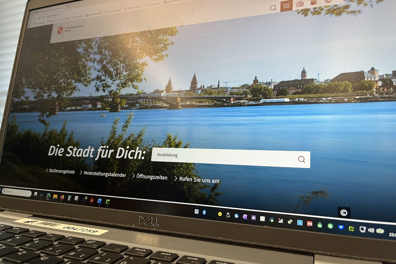 Un portatile su cui è aperto il sito web della città di Magonza, per cercare opportunità di formazione.