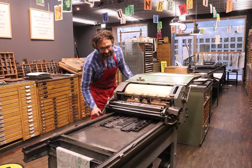 Il responsabile dell'officina di stampa Christoph Sünder al lavoro