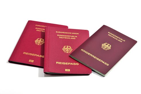 2 Reisepässe und 1 Kinderreisepass der Bundesrepublik Deutschland.