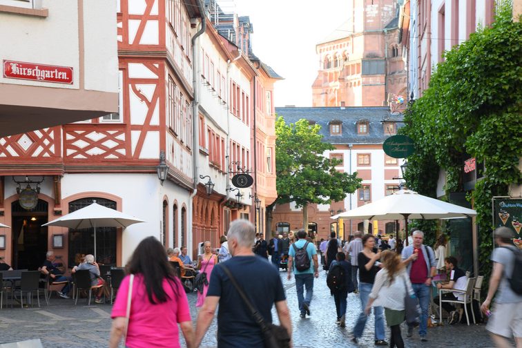 Gente paseando por la Augustinerstraße de Maguncia con vistas a la catedral