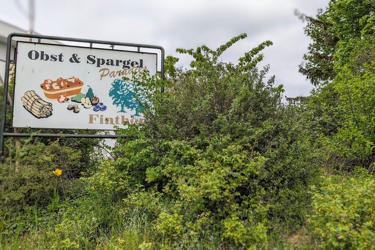 Cartel «Paraíso de la fruta y los espárragos de Finthen» en plena naturaleza