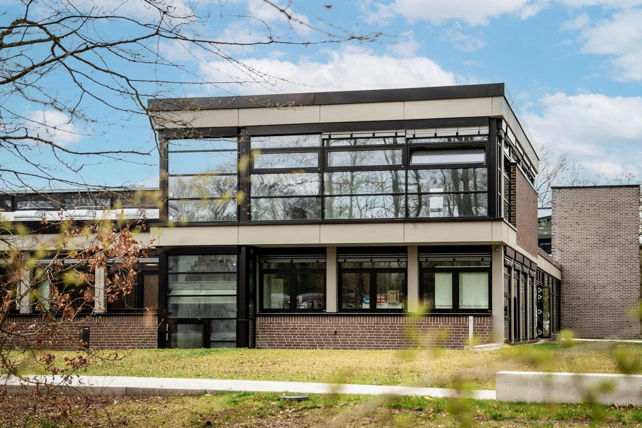 Bürgerhaus in Lerchenberg mit moderner Ziegelstein-Optik und großen Glasflächen