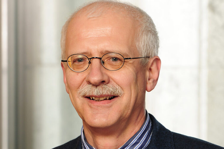 Prof. Dr. Wolfgang Dobras, Director del Archivo